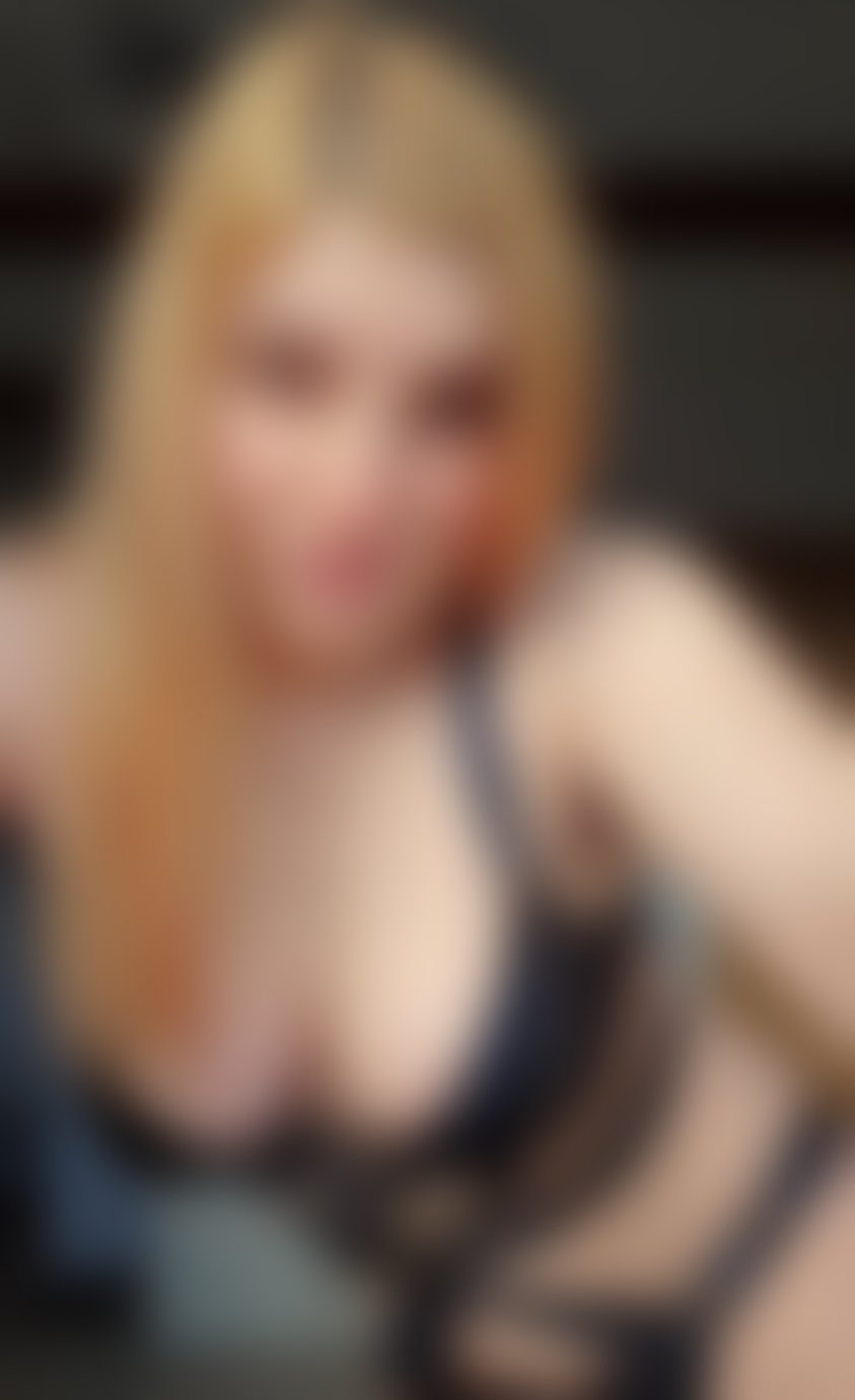 Júlia – žena na sex Pezinok